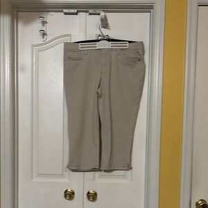 Liz Claiborne Tan Capris Casual Lightweight Design